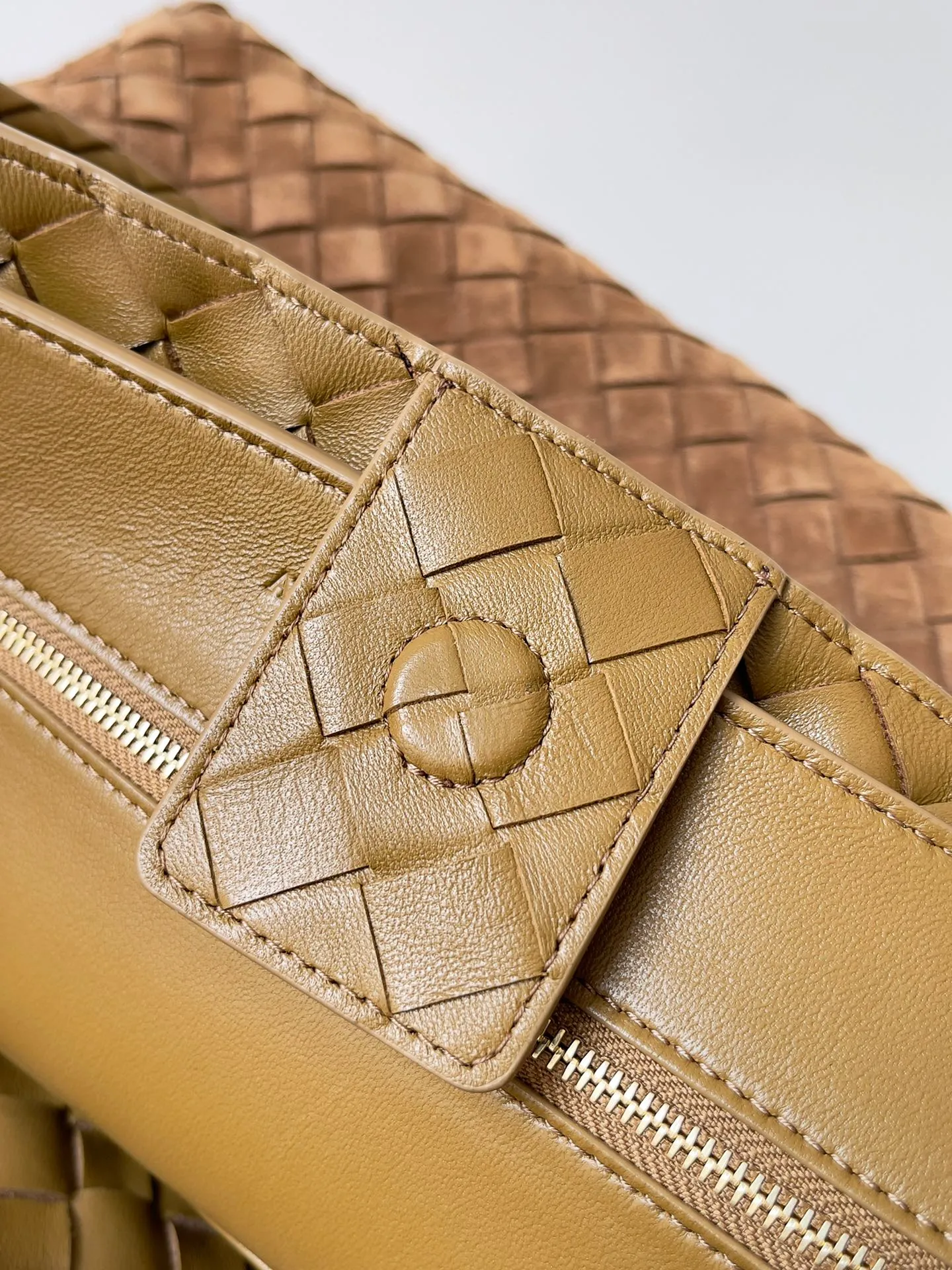 Batch 3760 Recently, the same style of bag that celebrities love is both high-end and practical. Michelle Yeoh, Kim Namjoon, Jing Boran, Tong Liya, Sun Qian, Wu Qianyu, Du Juan, Ma Yili and Bai Baihe are all carrying Bottega Veneta summer series Andiamo handbags. Andiamo has a simple structure and rounded lines. The whole piece is made of Nappa leather. It is comfortable, soft and dynamic. It adds interest to daily life and can be easily matched with various styles. Andiamo handbags are available in three sizes: small, medium and large. There are many colors to choose from, which can meet different needs. You can really carry it whether it is daily or attending events. Style number: 743575 Size: 45*22*34 including handle height 44cm